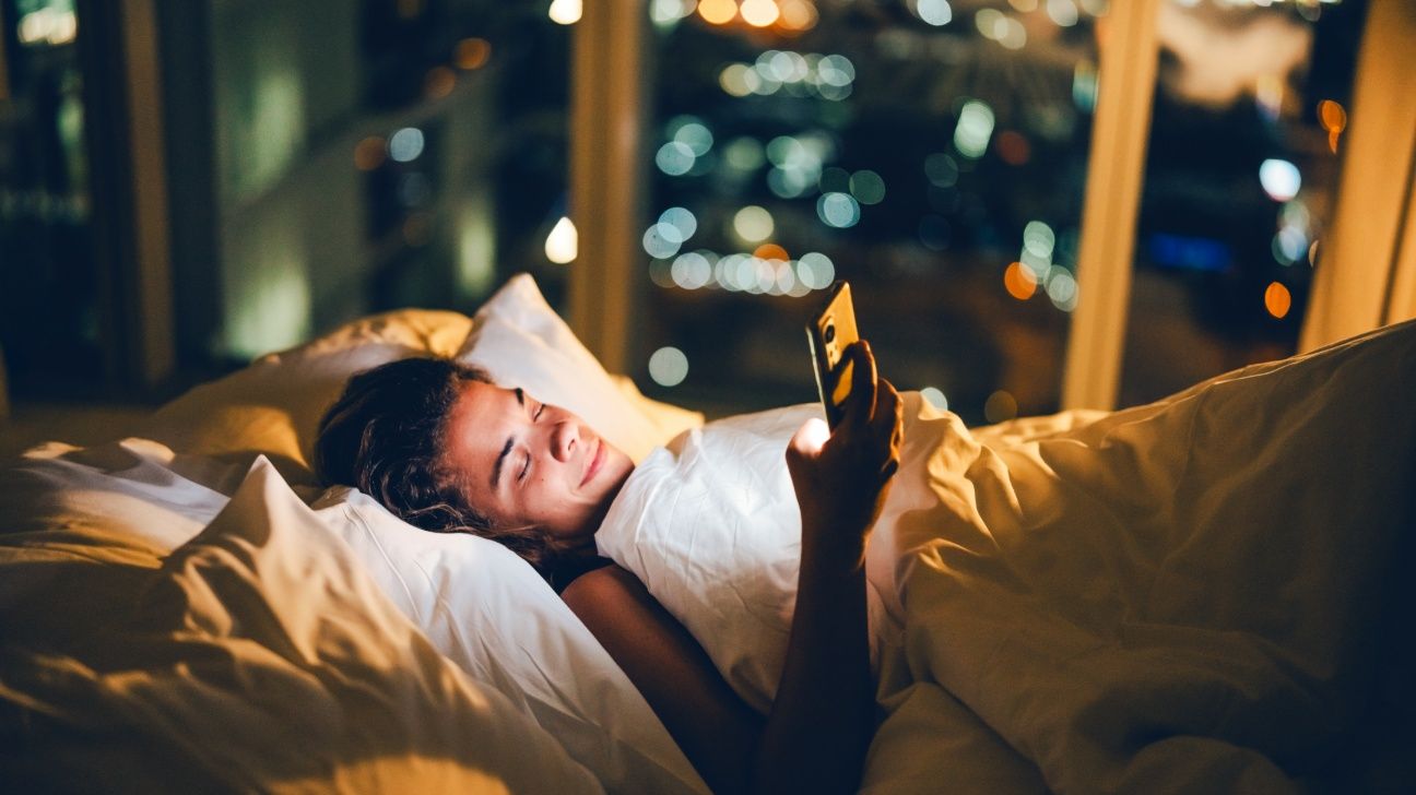 La luz en tu cuarto mientras duermes afecta tu corazón