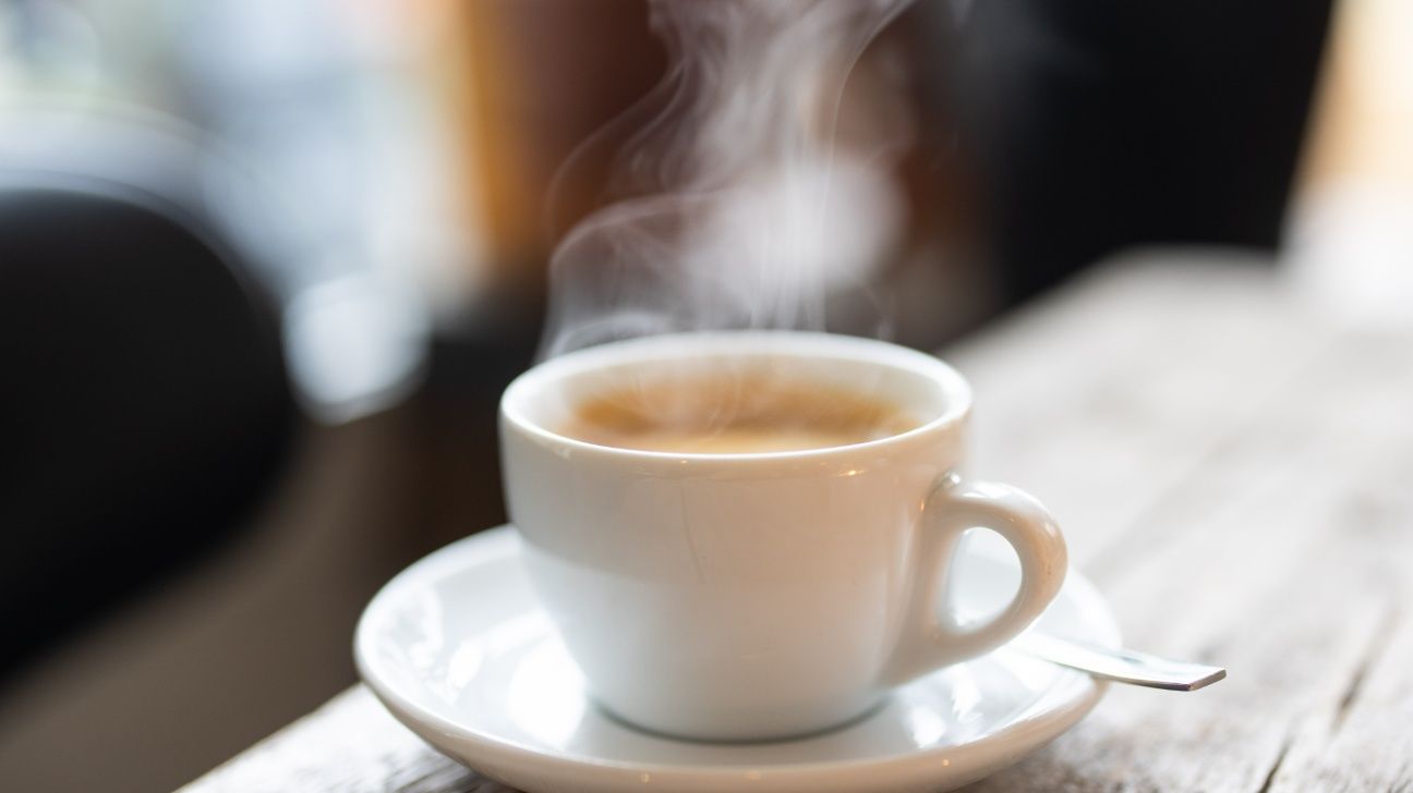 El Café Muy Caliente: Un Hábito que Debes Replantear Hoy